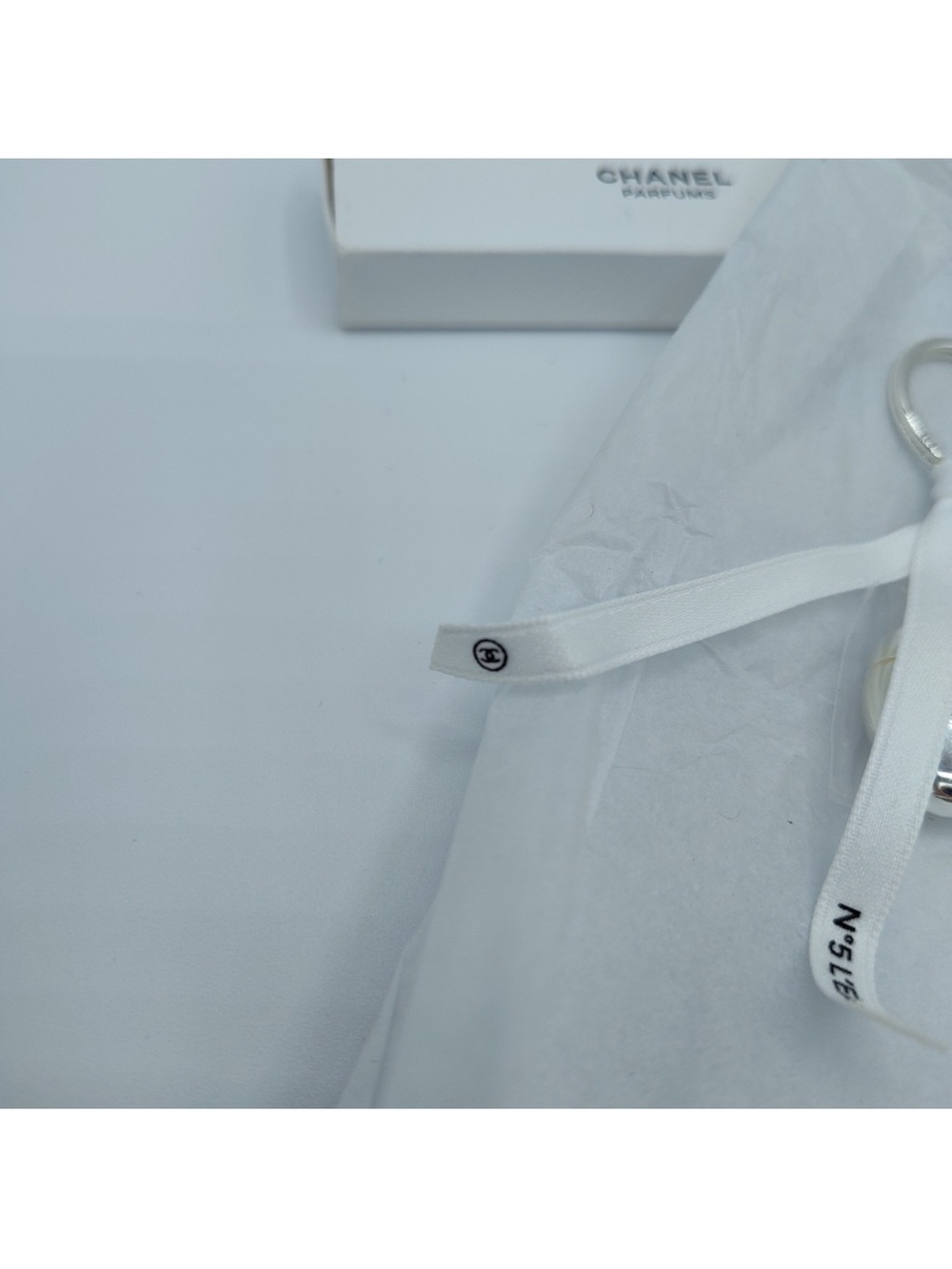 CHANEL N°5 L’EAU Silver Keychain VIP Perfume Capsule with Ribbon & Box AUTHENTIC - Picture 6 of 12